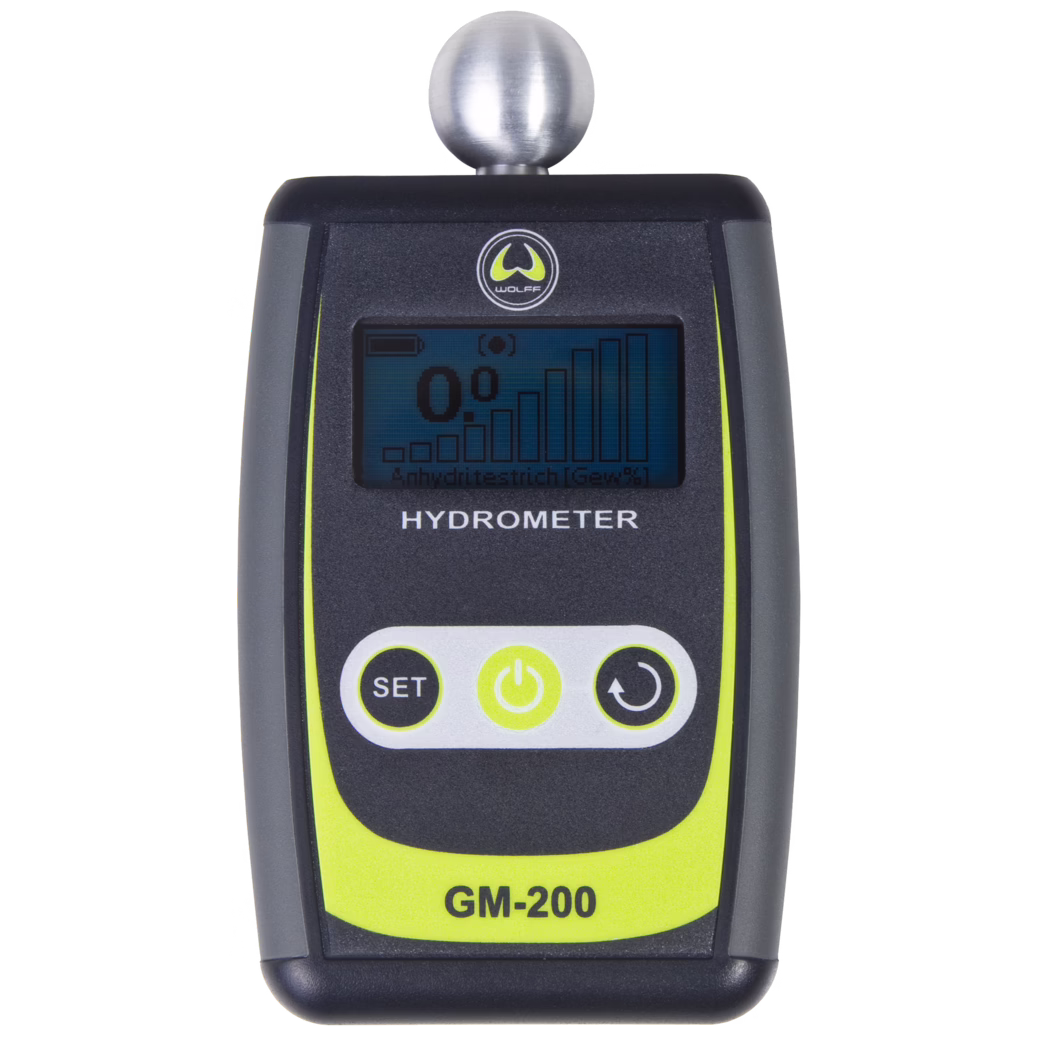 WOLFF_Dummy_71054_GM 200_2025-08 Bærbart digitalt hydrometer GM-200 med en sfærisk metalprobe monteret på toppen. Enheden har et sort og mørkegråt plastkabinet med neon-gule accenter, en lille monokrom skærm, der viser '0°' og et søjlediagram, logoet 'WOLFF' over skærmen, påskrifterne 'HYDROMETER' og 'GM-200' samt tre runde frontknapper mærket 'SET', et tænd/sluk-symbol og et rotationssymbol.