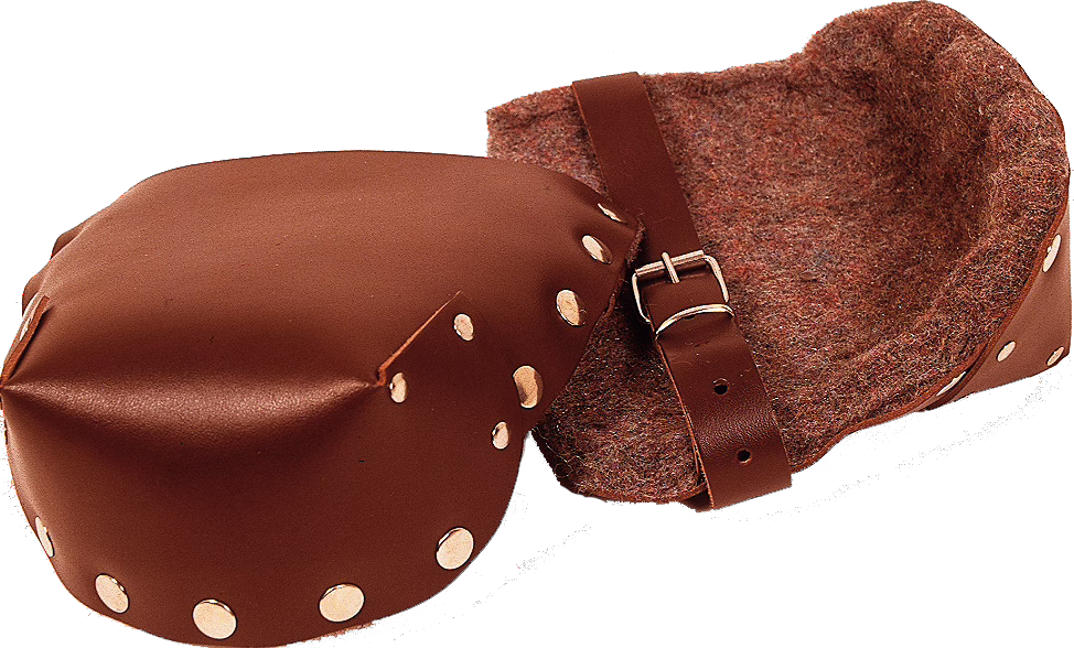 WOLFF_Dummy_15813_knee protectors leather_2025-08 To brune læderbeskyttelseskopper med filtfor og metalnitter, den ene åben, så den bløde, uldlignende inderside ses; forbundet med en læderrem med justerbar metalspænde; fotograferet på hvid baggrund.
