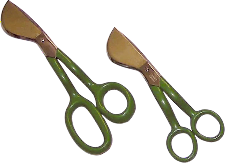 WOLFF_Dummy_15653_napping shears_2025-08 Et par vintage-sakse med grønne håndtag og brede messingfarvede klinger, vist i to størrelser på hvid baggrund. Metalsaksene har ovale fingerløkker, let skråstillede klinger og synlige brugsspor.