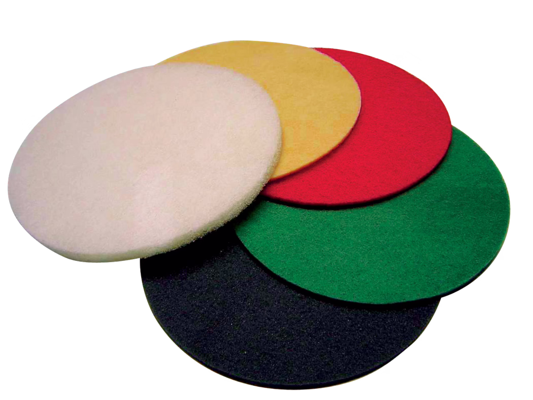 WOLFF_Dummy_12678_Cleaning pads complete_2025-08 Close-up of five circular floor-polishing pads in a stacked, slightly overlapping arrangement on a white background. The pads are made of fibrous abrasive or buffing material and have uniform thickness and rounded edges; visible colors from top to bottom are white, yellow, red, green and black. The image emphasizes texture and color contrast and suggests use with rotary floor machines for cleaning, scrubbing, polishing or finishing hard floors.