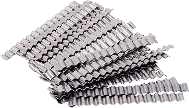 En samling bølgede metalstrimler stablet sammen, med et zigzag-mønster langs deres længde. Strimlerne er skinnende og ser ud til at være lavet af rustfrit stål eller et lignende materiale, der reflekterer lys i forskellige retninger. Arrangementet viser flere lag og giver en fornemmelse af dybde og tekstur til kompositionen.