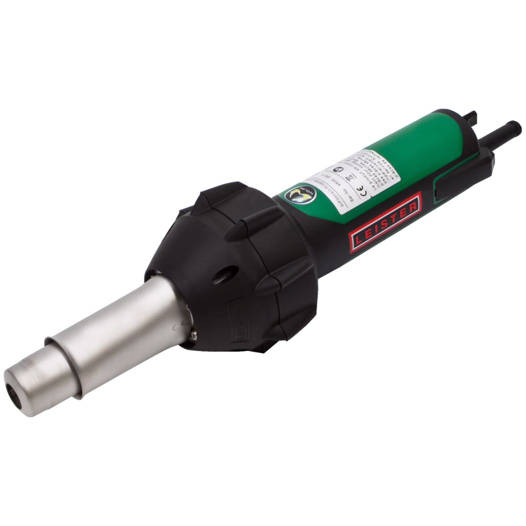 Nærbillede af produkt: håndholdt elektrisk varmluftpistol (varmlufts svejseværktøj) med metaldyse og grøn-sort plastikhus. Den cylindriske dyse i rustfrit stål stikker ud fra en sort beskyttelseskrave; det grønne hus har et rødt 'LEISTER'-logo, en hvid teknisk etiket og et sort baghåndtag med ledning. Værktøjet vises rent mod hvid baggrund og er egnet til svejsning af plast, krympning eller tørring.